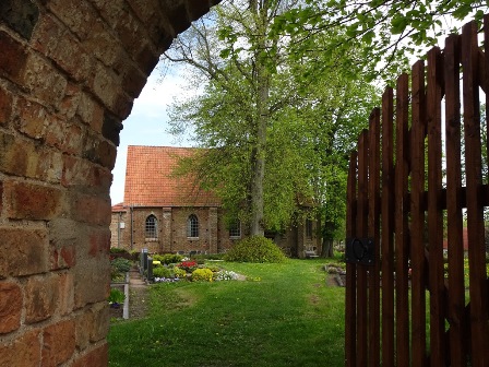 Das Bild zeigt einen Blick zur Kirche in Groß Grenz
